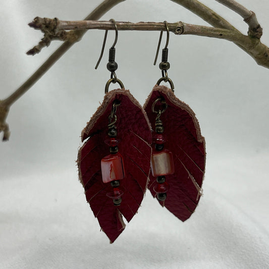 Messing ørering i rødt skind