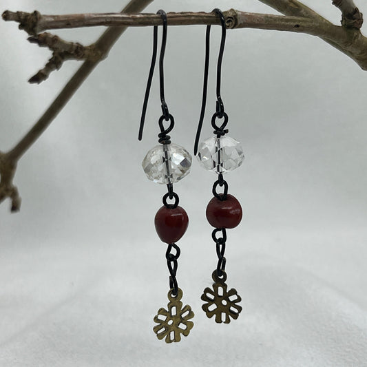 Sorte øreringe med klare krystaller