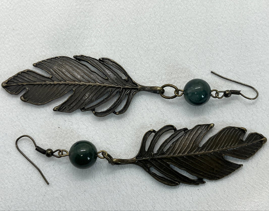 Øreringe i antikmessing m. perle og blad