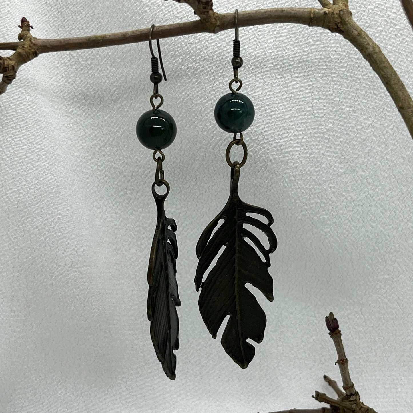 Øreringe i antikmessing m. perle og blad