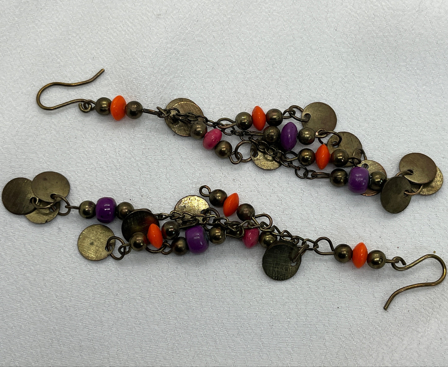 Øreringe i antik messing med langt vedhæng