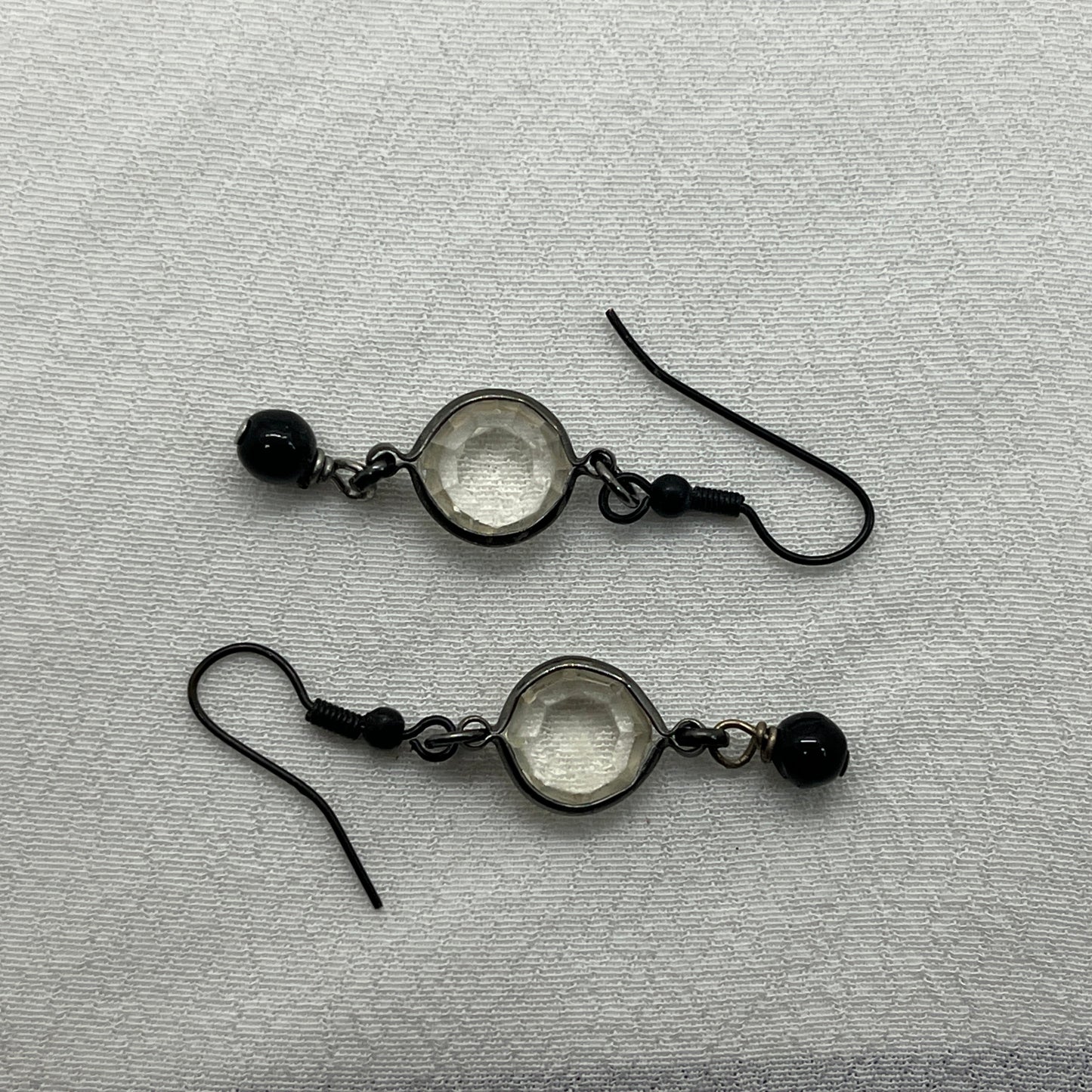 Øreringe i gunmetal med facetteret perle