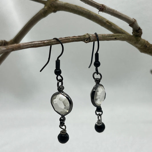 Øreringe i gunmetal med facetteret perle