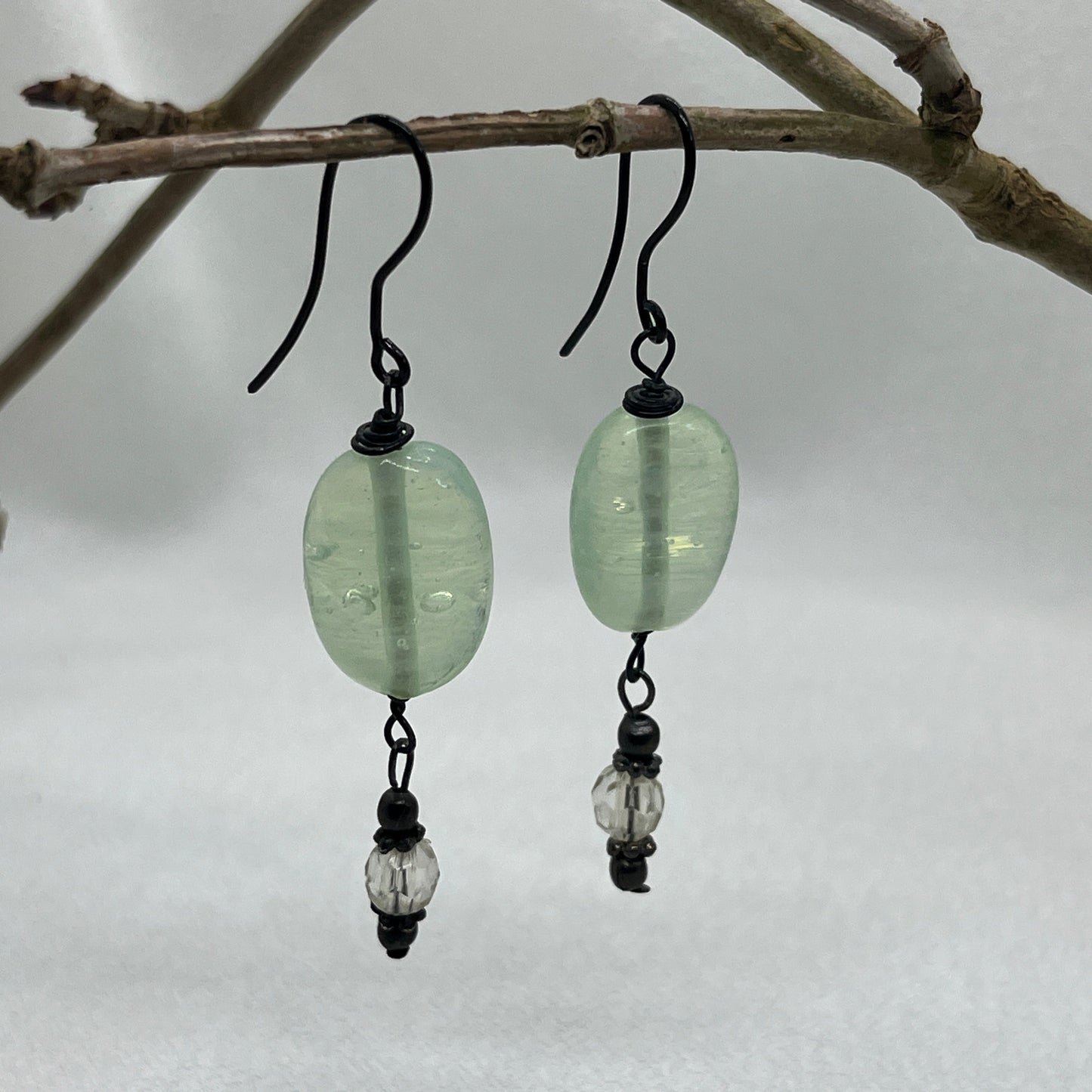 Sorte øreringe med grøn perle