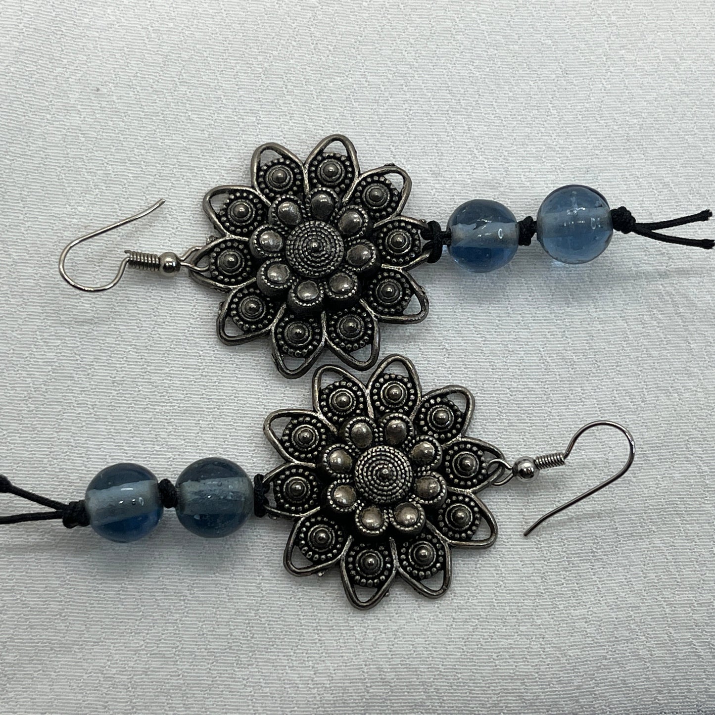 Sølv øreringe med sølvblomst og blå perler
