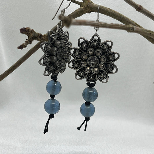 Sølv øreringe med sølvblomst og blå perler