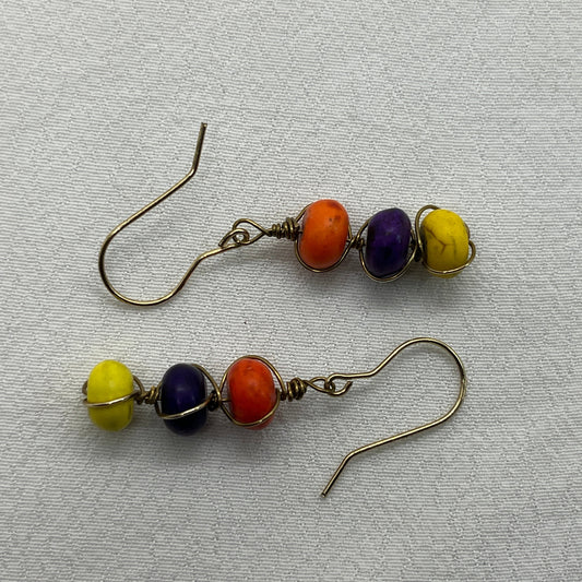 Messing øreringe med 3 perler på stribe