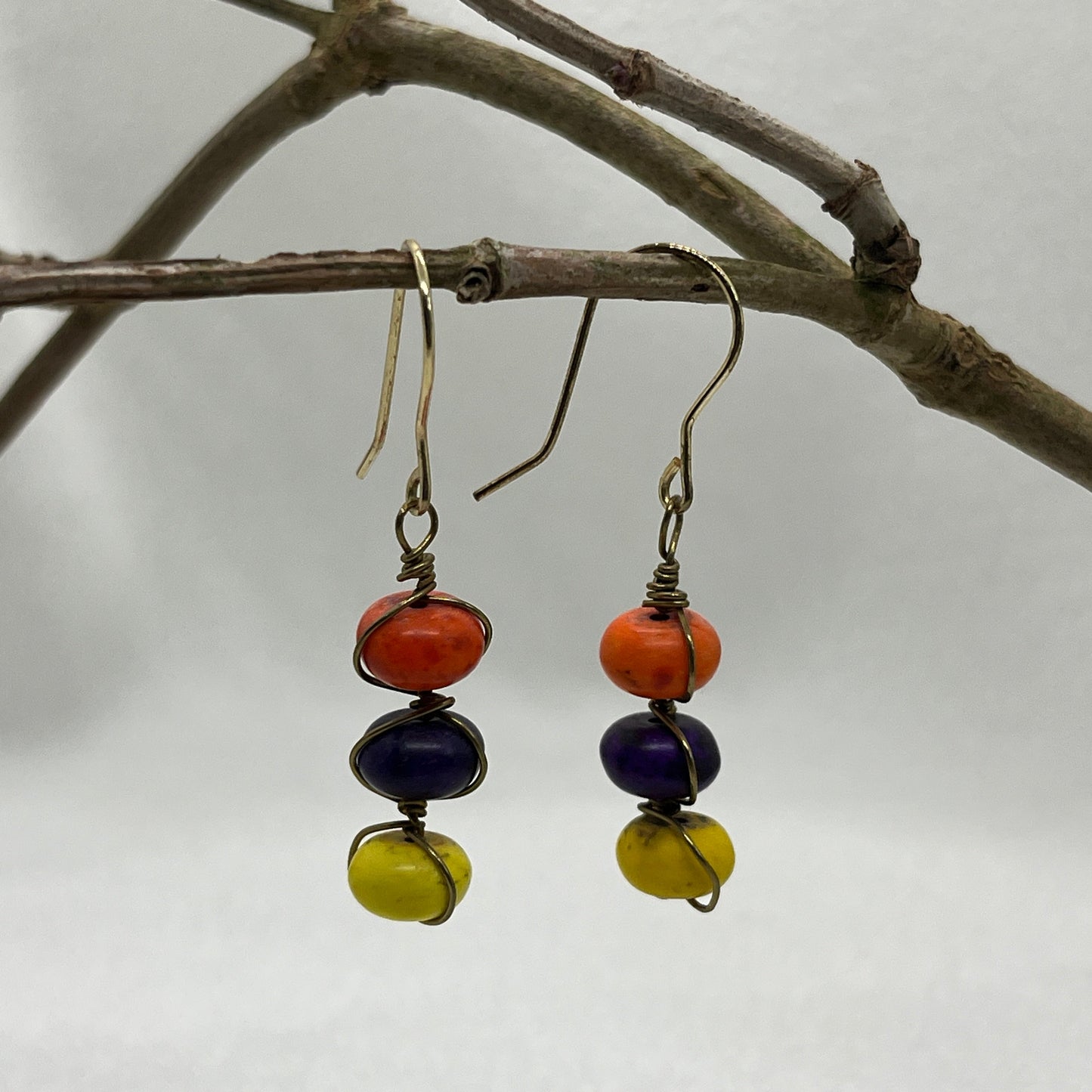 Messing øreringe med 3 perler på stribe