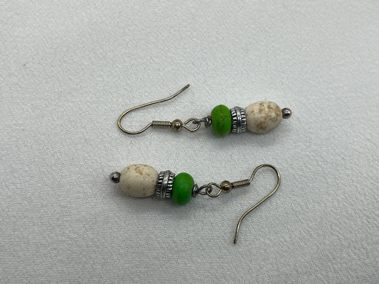 Sølv ørering med grøn og sand perle