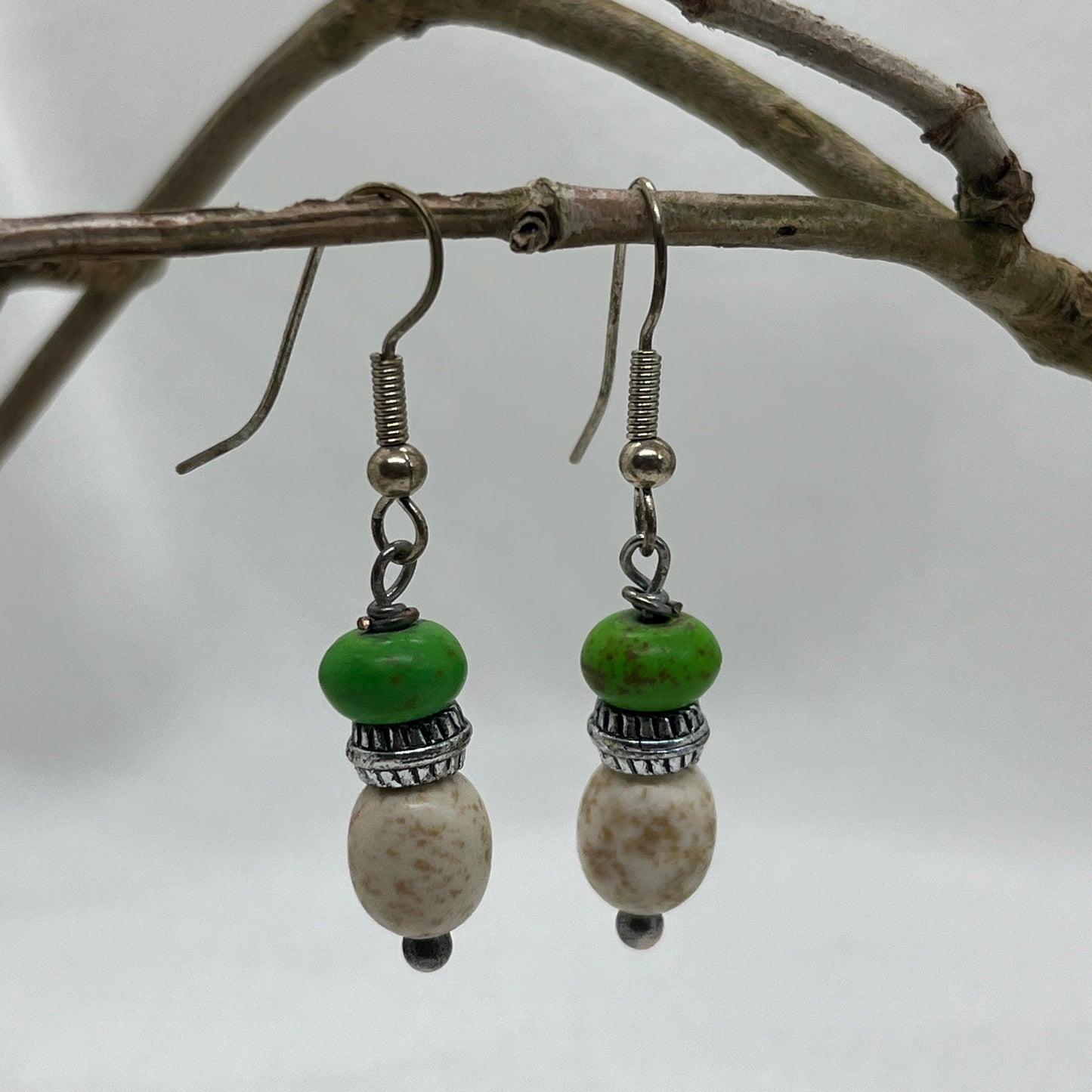 Sølv ørering med grøn og sand perle