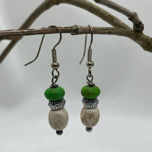 Sølv ørering med grøn og sand perle
