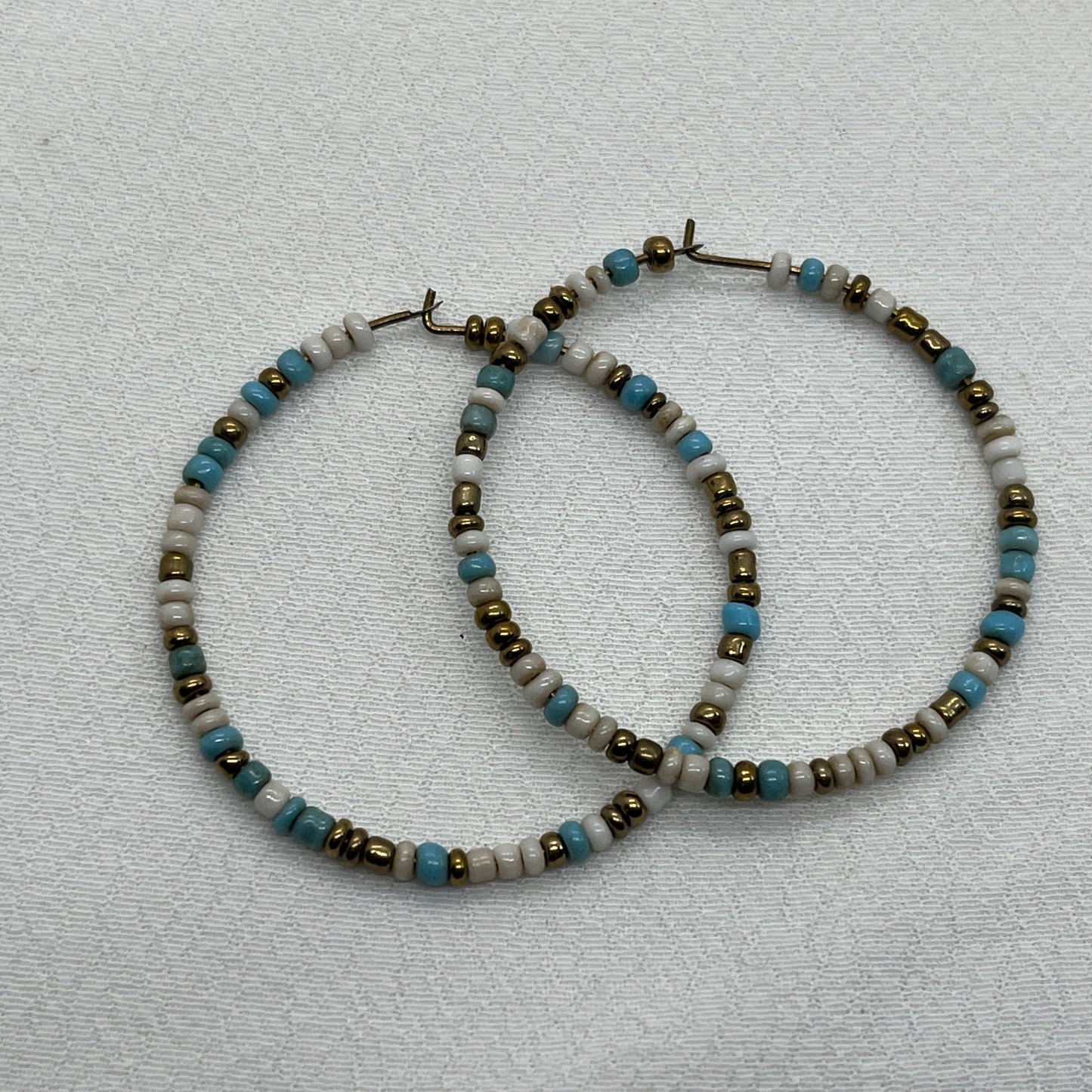 Messing hoops med seedbeads