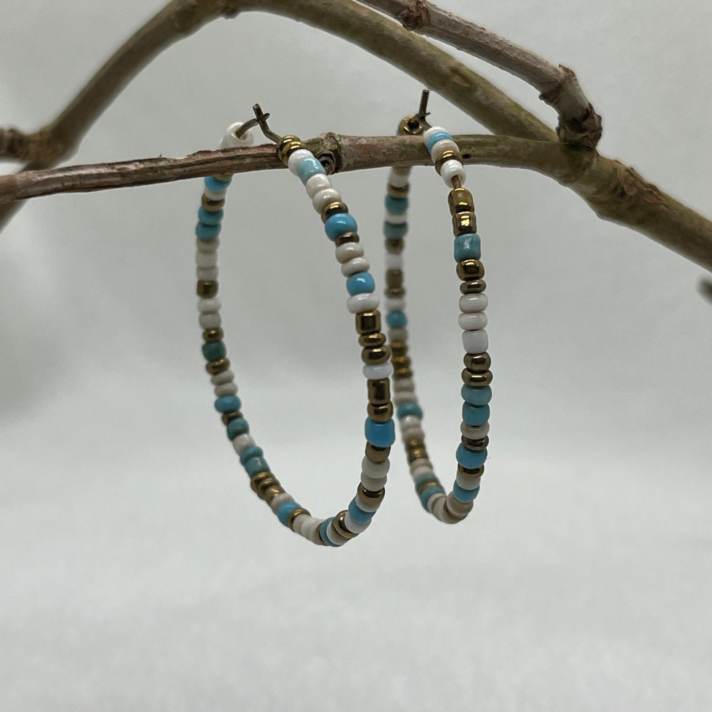 Messing hoops med seedbeads
