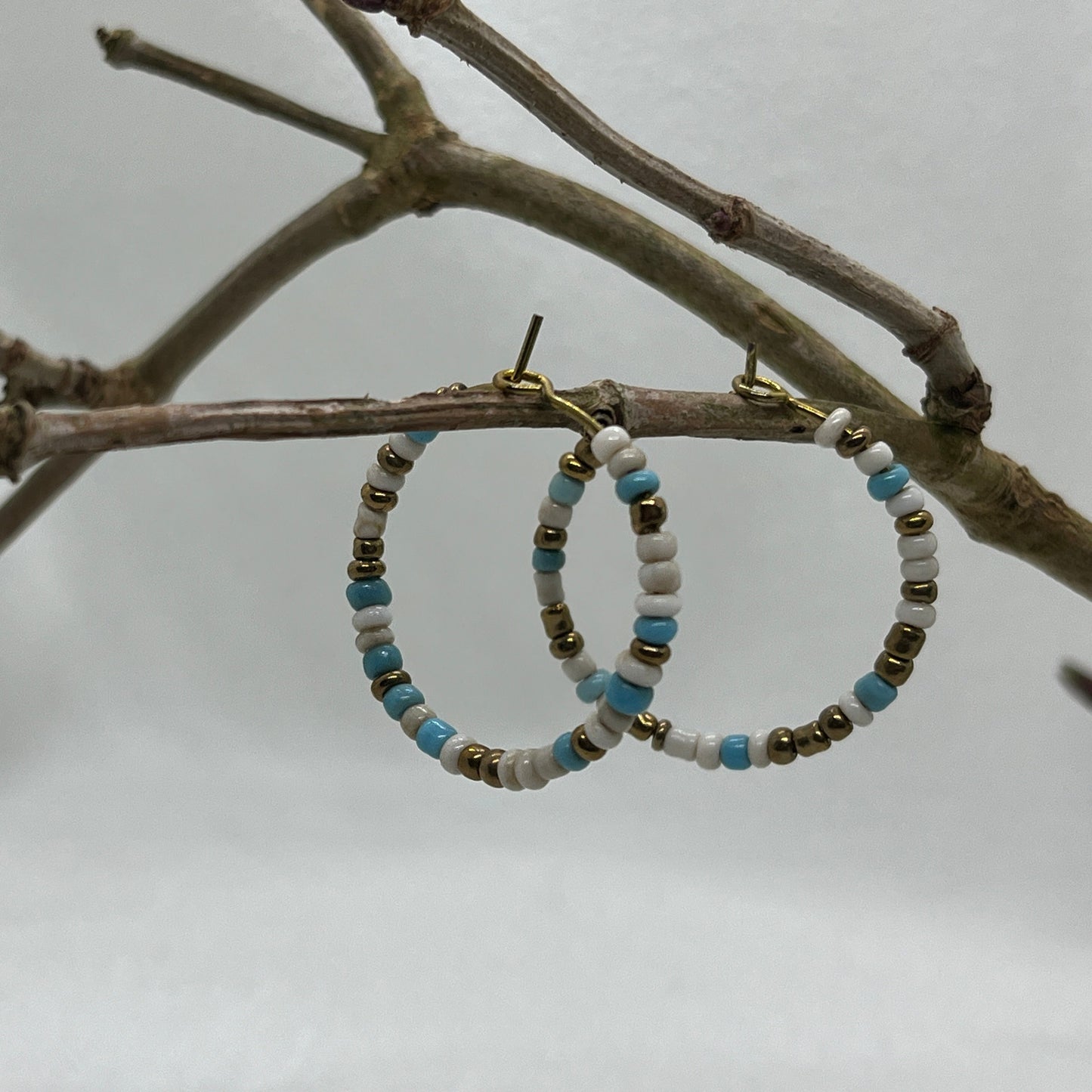 Messing hoops med seedbeads