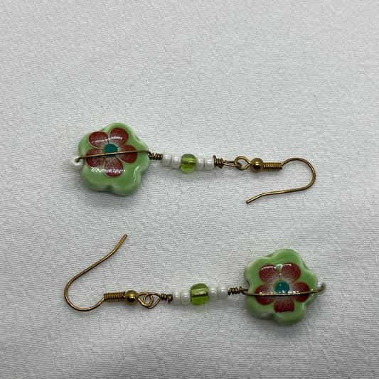 Messing  ørering med grøn keramik perle