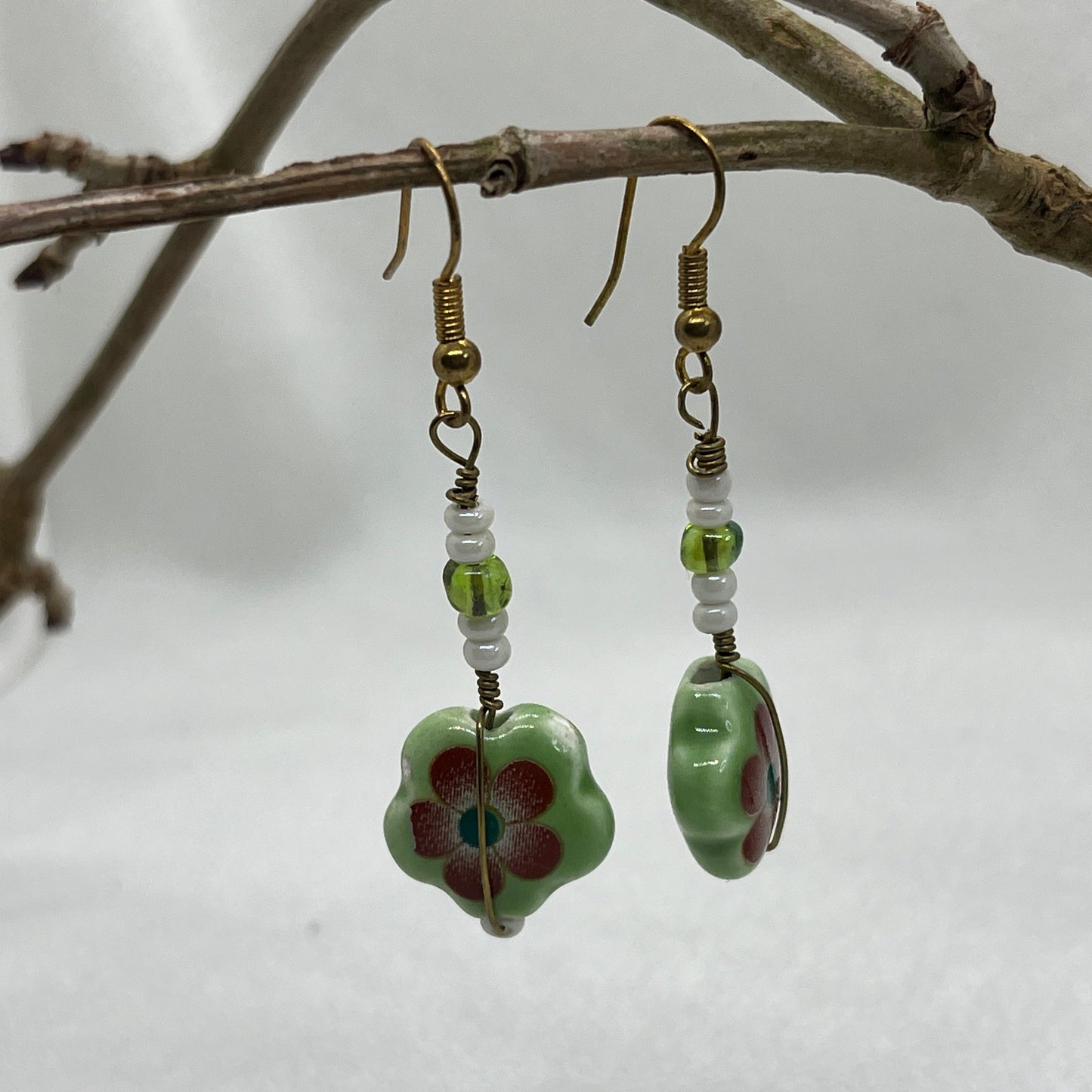 Messing  ørering med grøn keramik perle