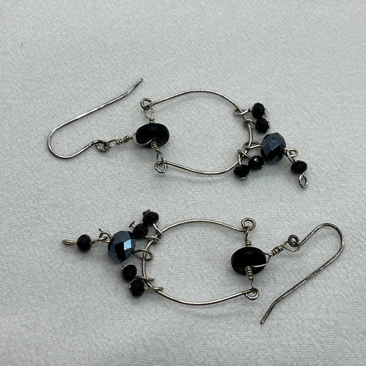 Sølv øreringe med mange små sorte perler