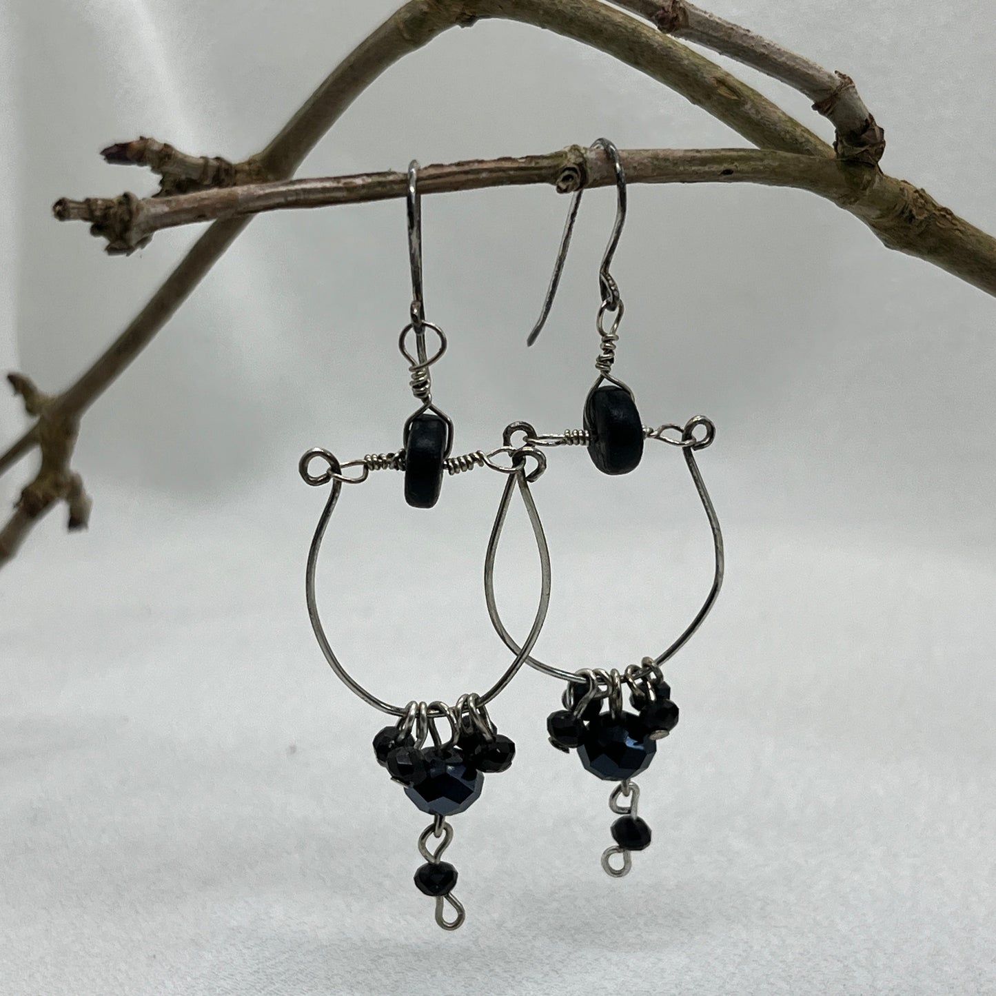 Sølv øreringe med mange små sorte perler