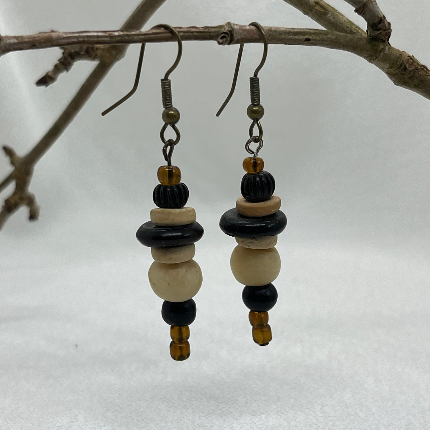 Antik messing øreringe med ben og perler