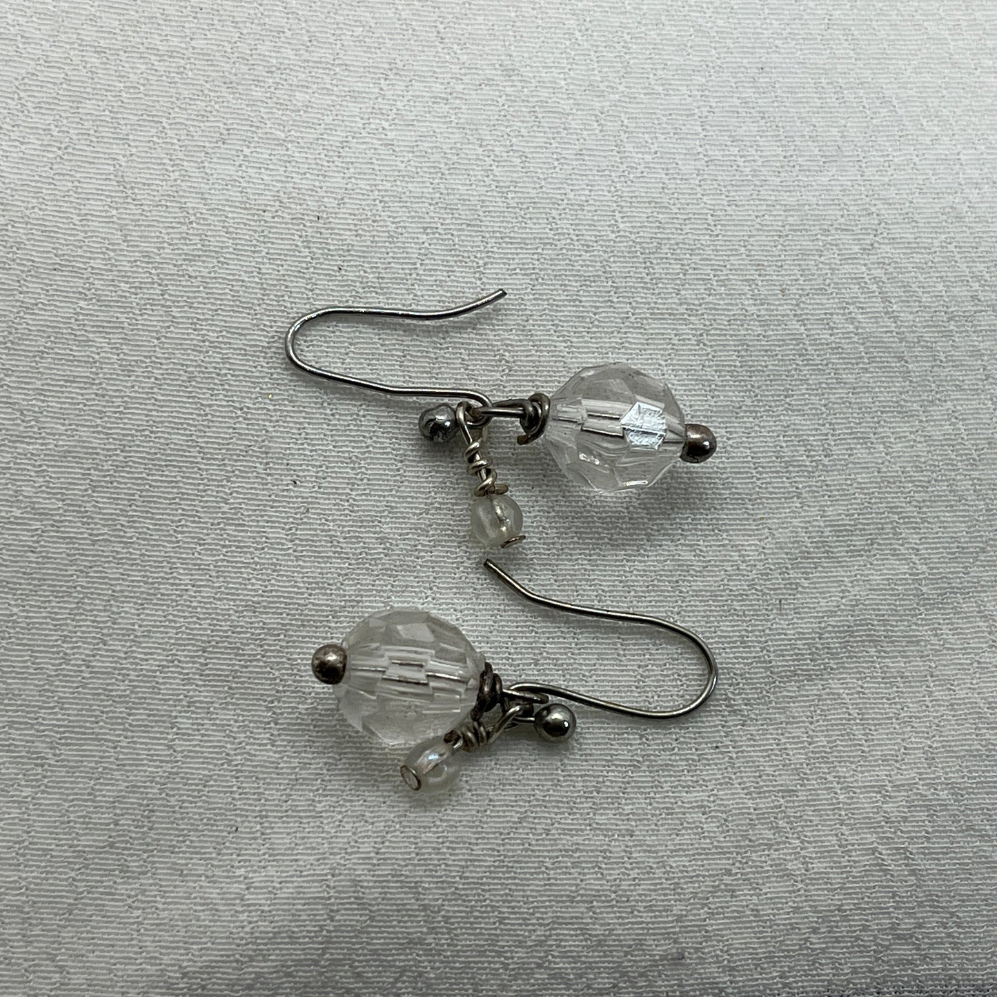 Sølv øreringe og klare perler