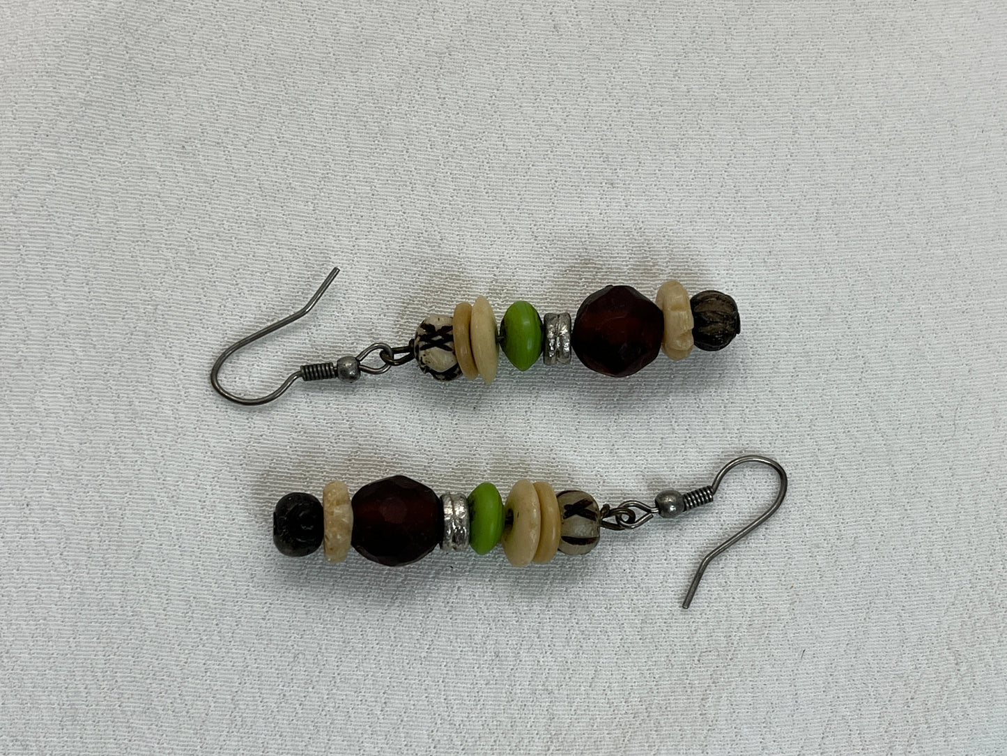 Øreringe i antik sølv med træ og ben