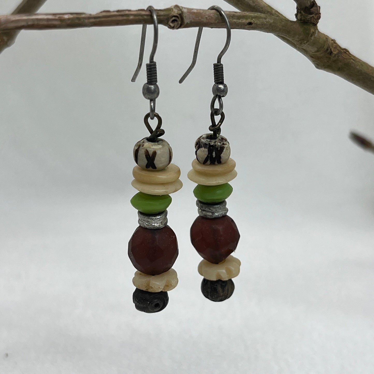 Øreringe i antik sølv med træ og ben