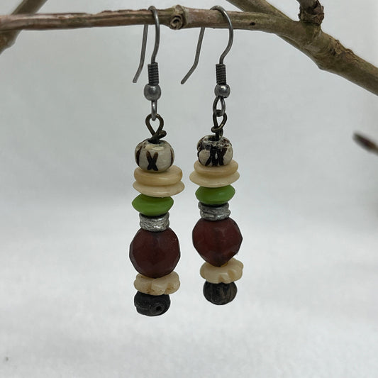 Øreringe i antik sølv med træ og ben