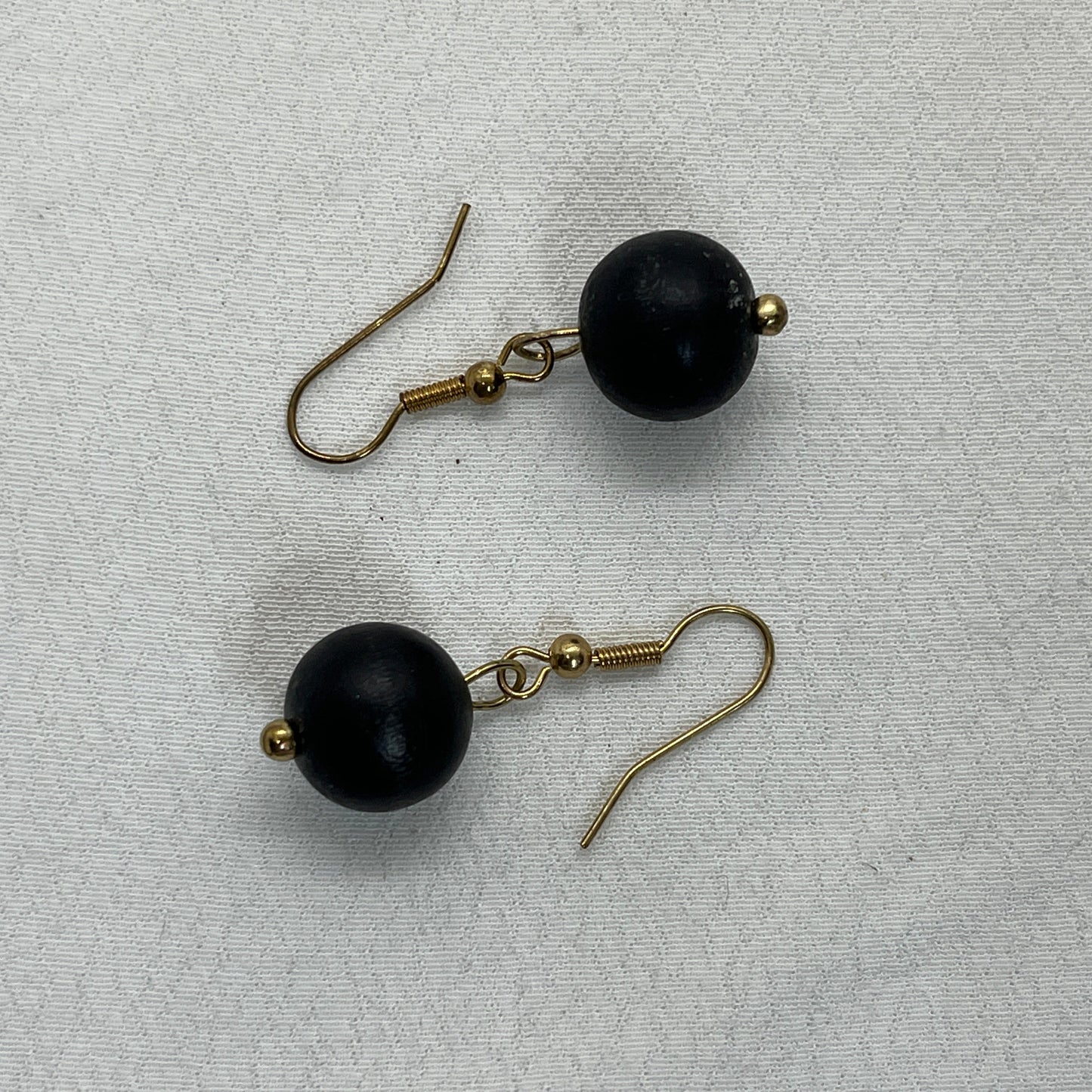 Messing ørering med stor sort træperle