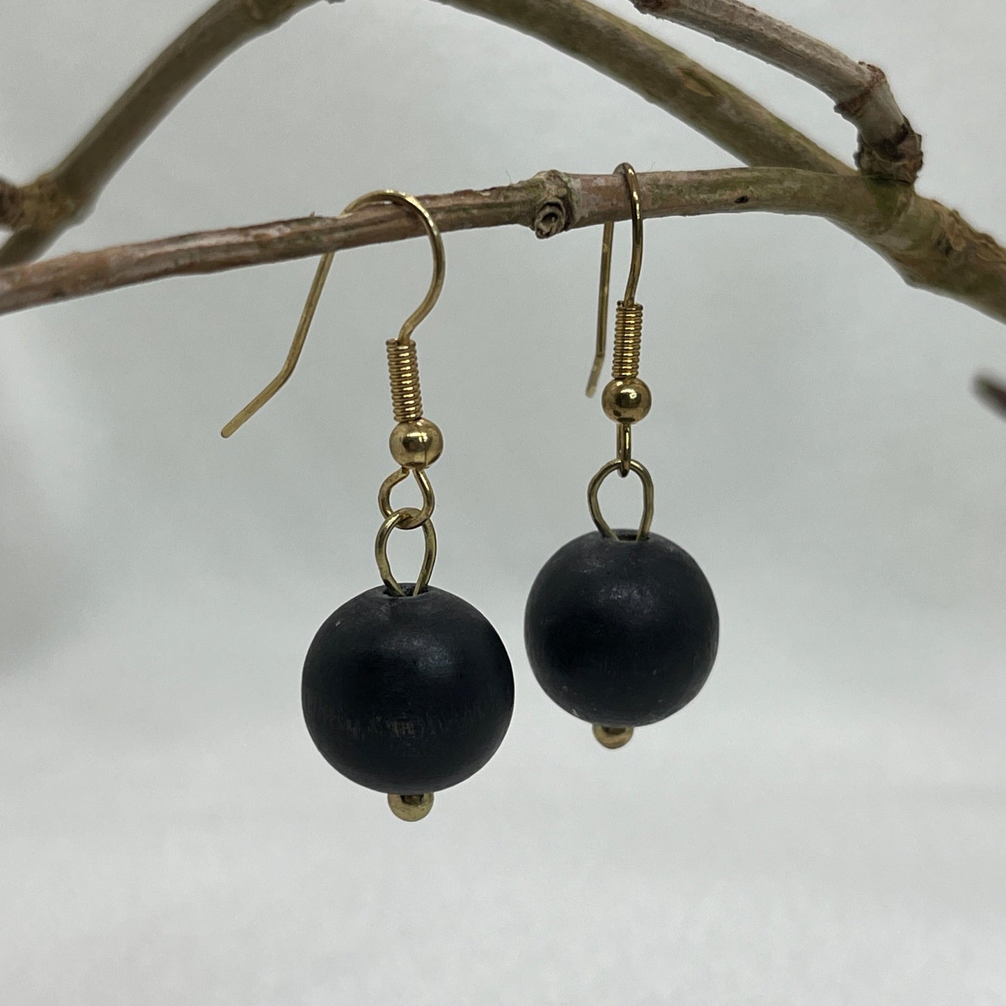 Messing ørering med stor sort træperle