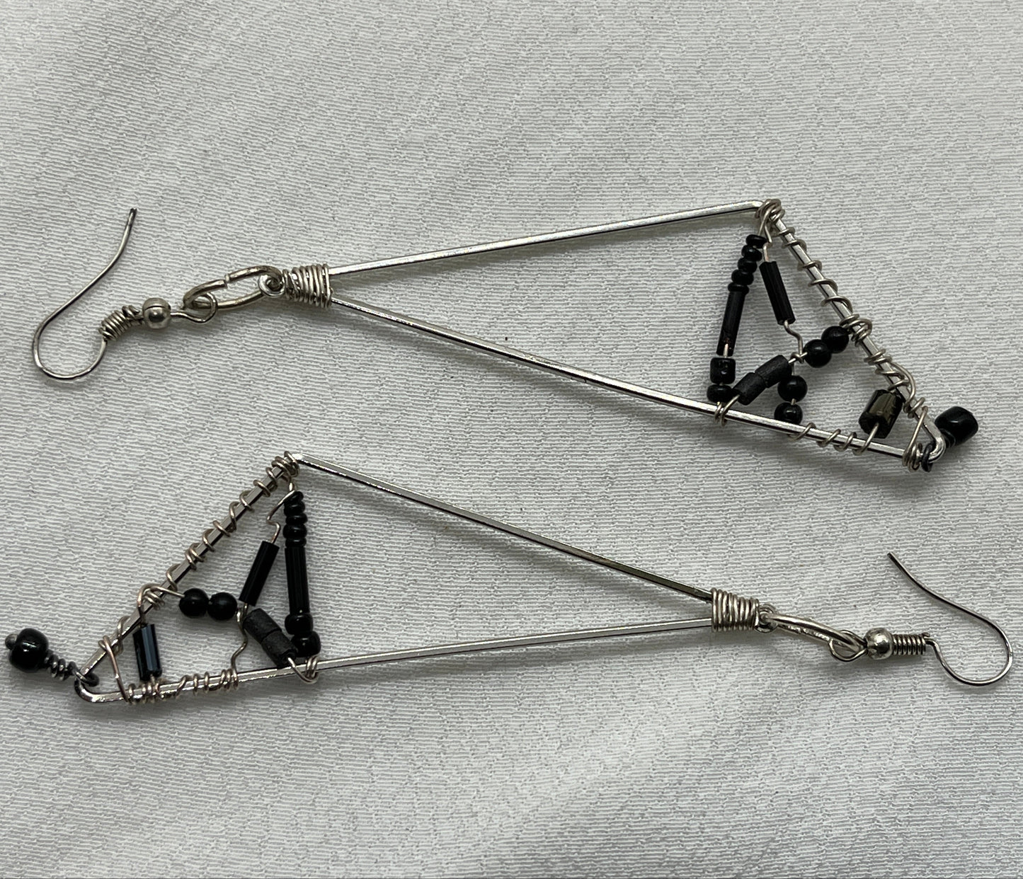 Lang sølv ørering med sorte sten