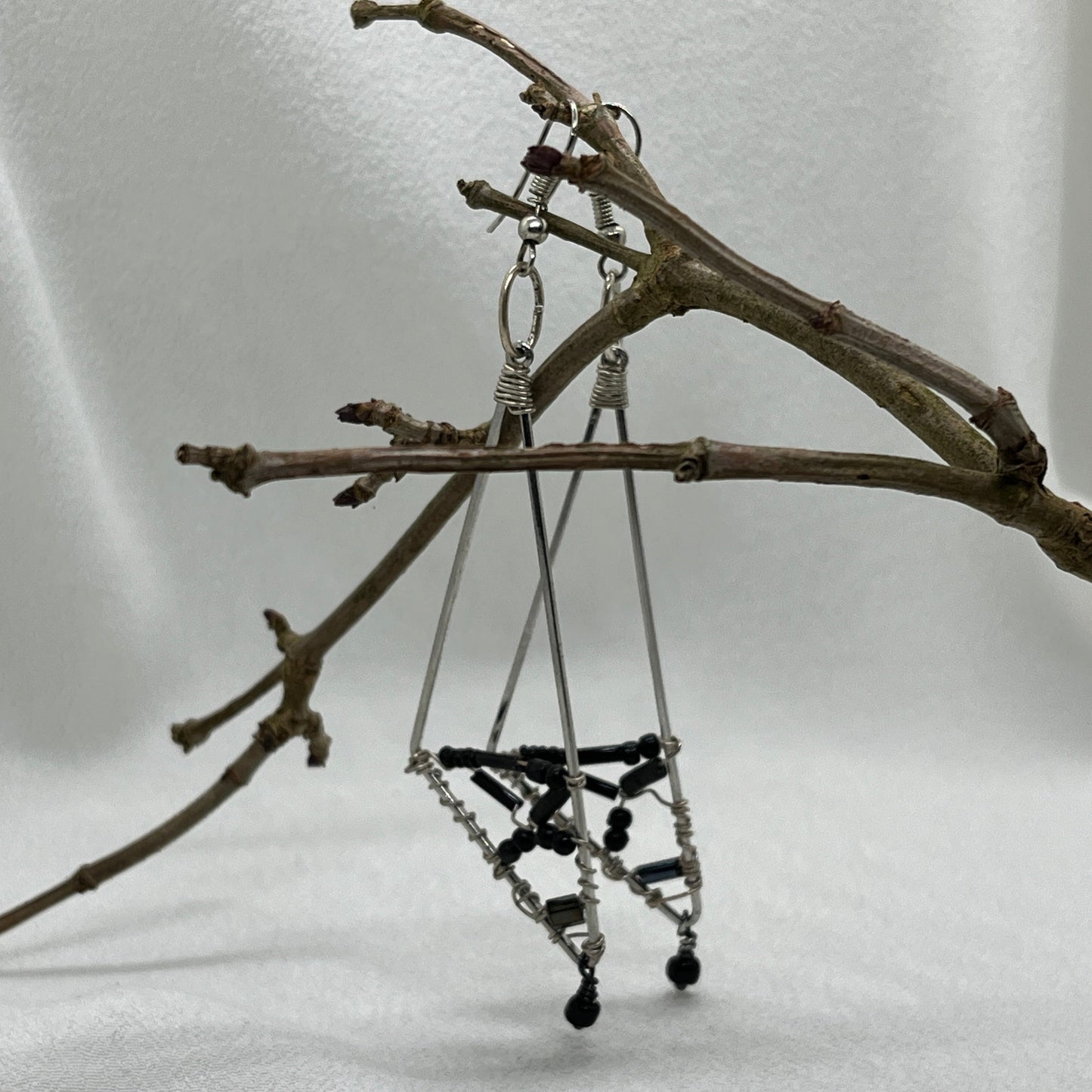 Lang sølv ørering med sorte sten