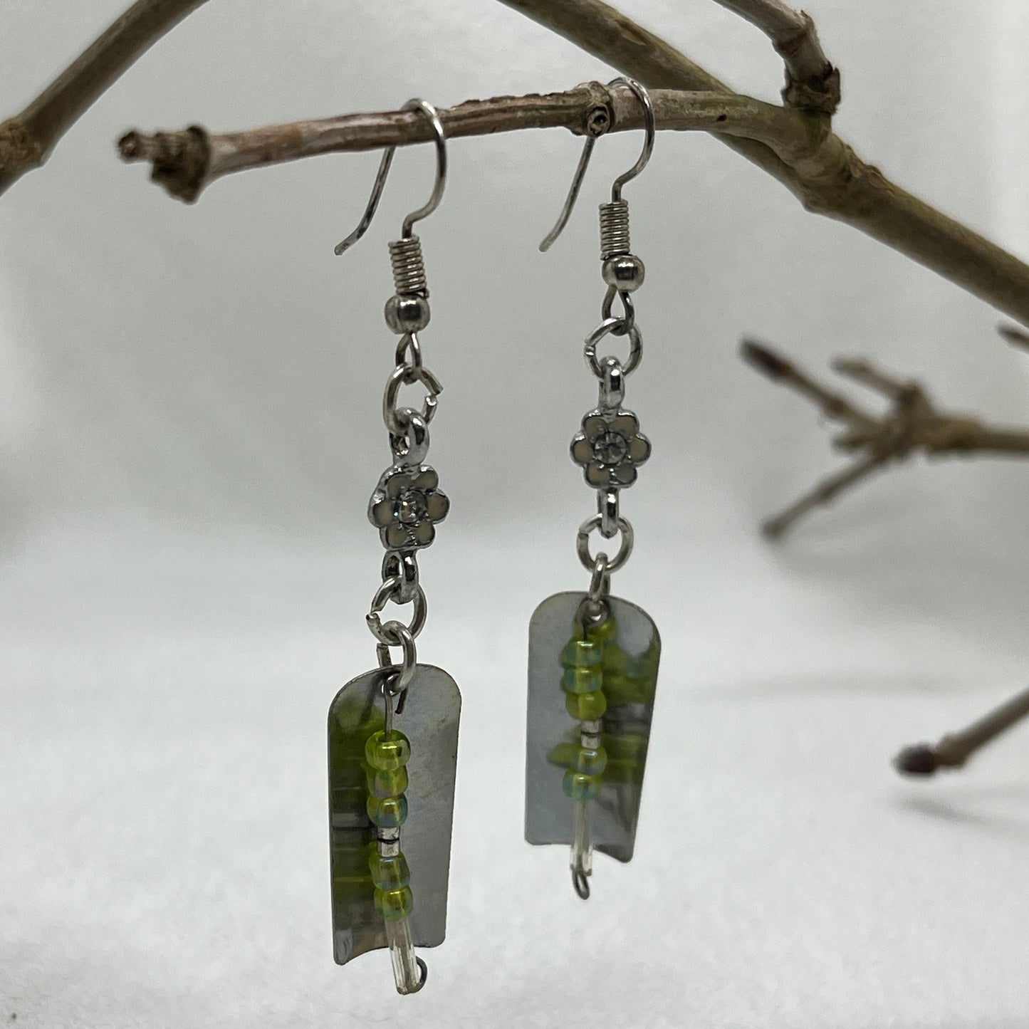 Sølv øreringe med finurligt vedhæng