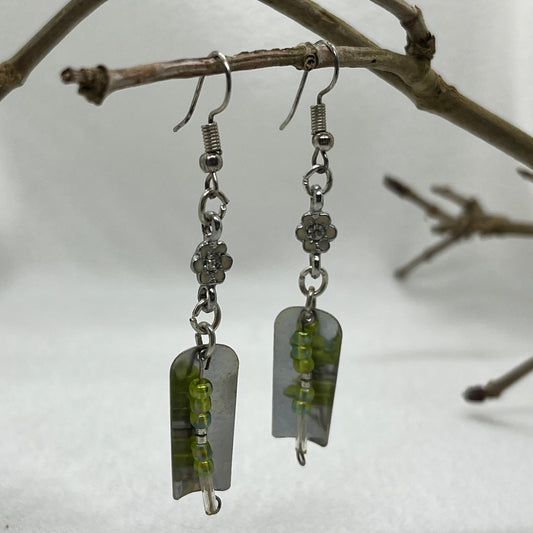 Sølv øreringe med finurligt vedhæng