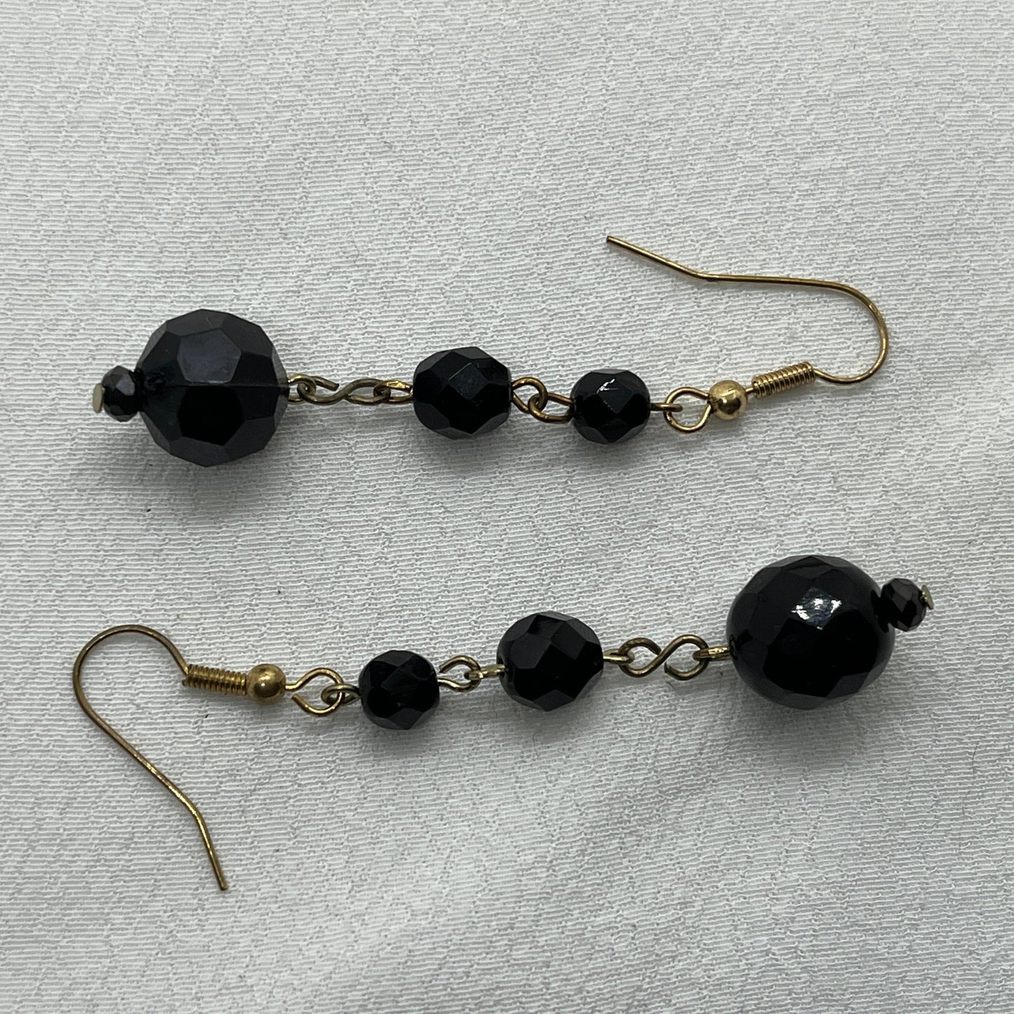 Messing øreringe med sorte perler