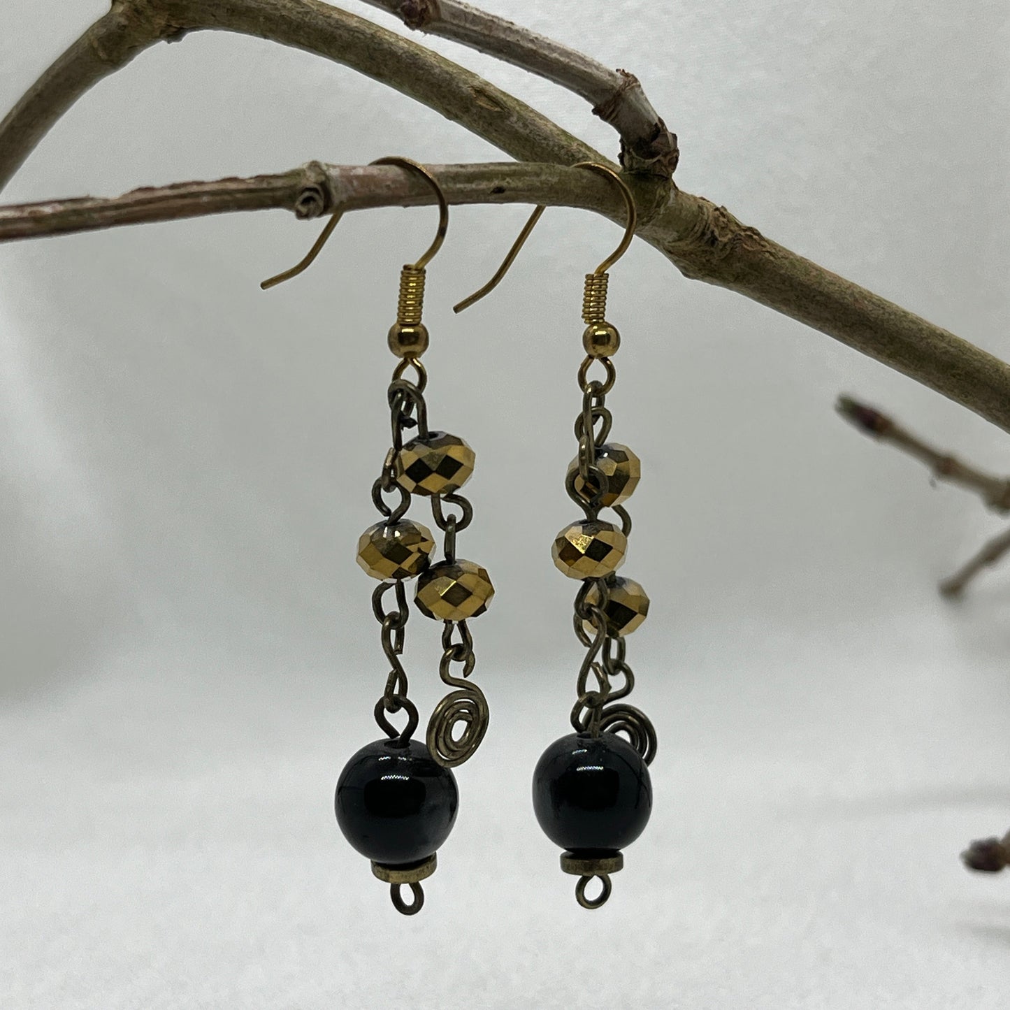 Messing øreringe med sort Cateye