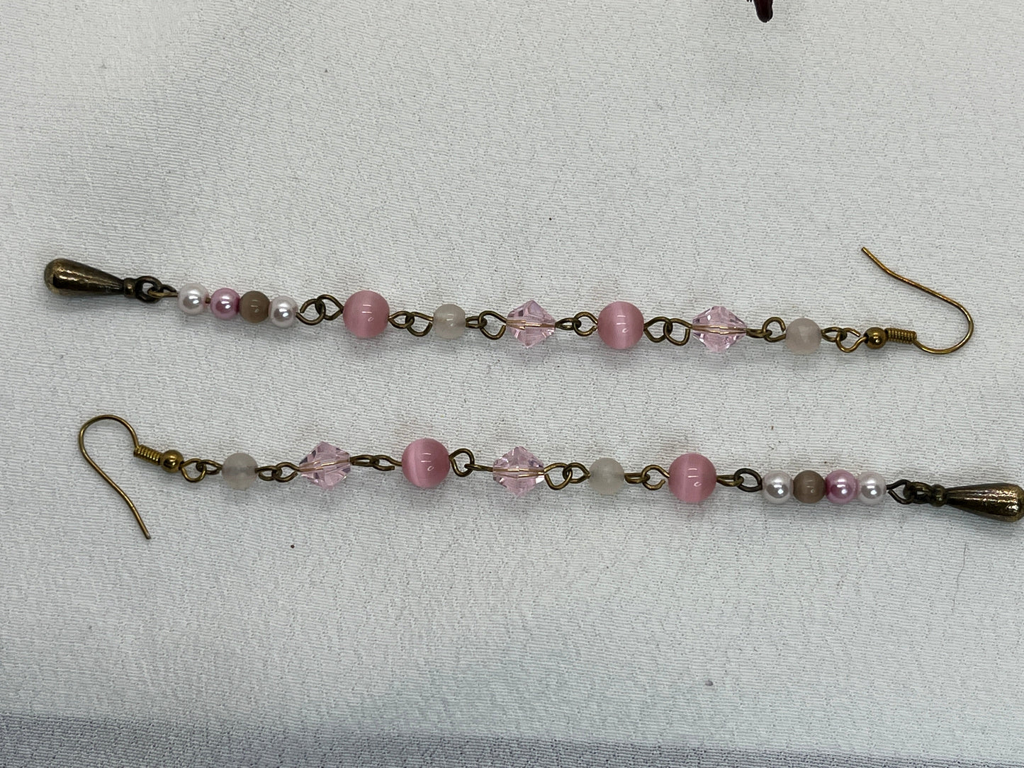 Messing øreringe med rosa stenperler
