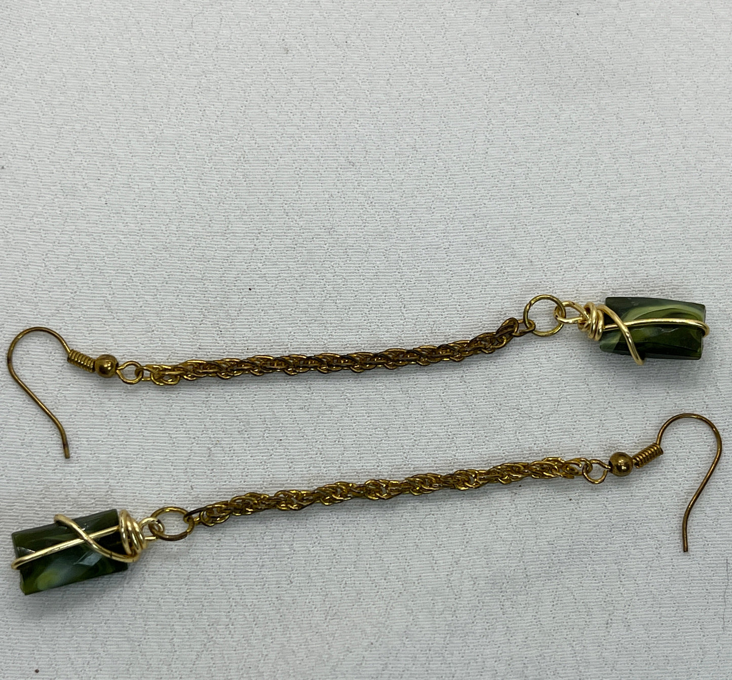 Messing øreringe med kæde og grøn perle