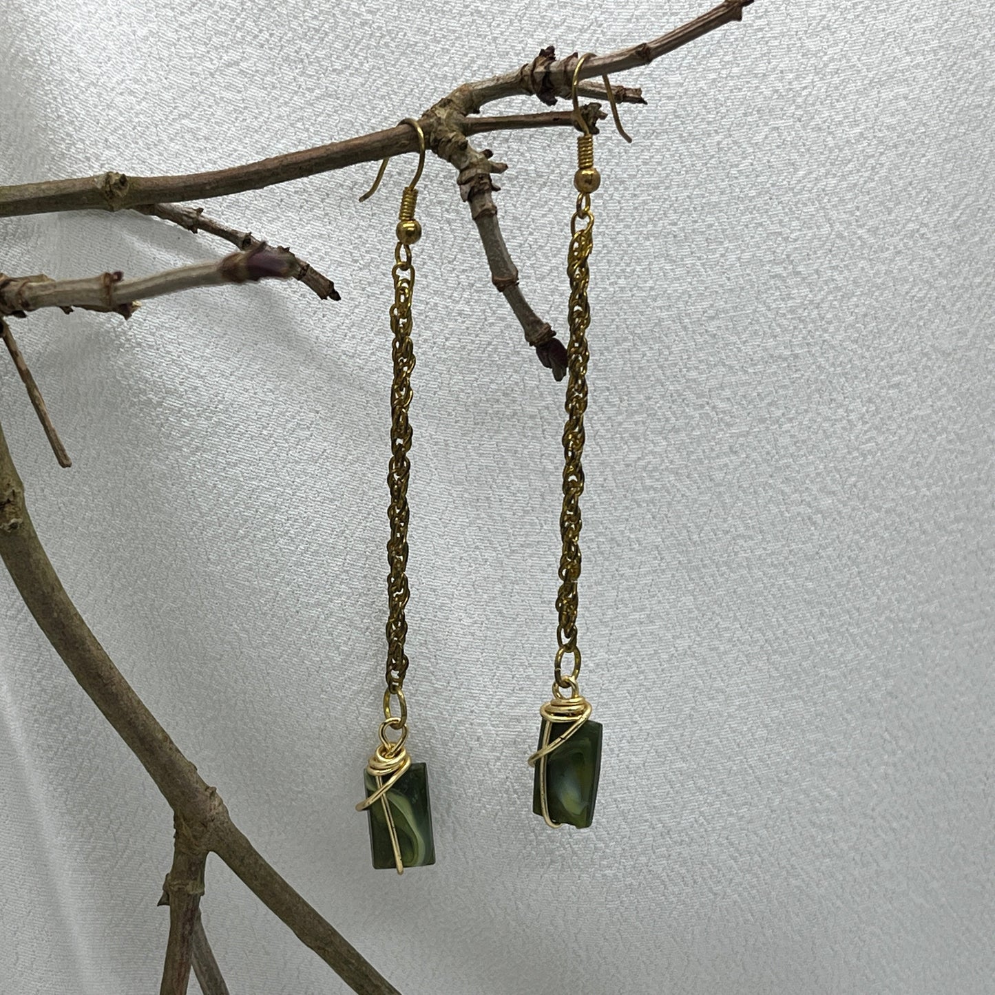 Messing øreringe med kæde og grøn perle