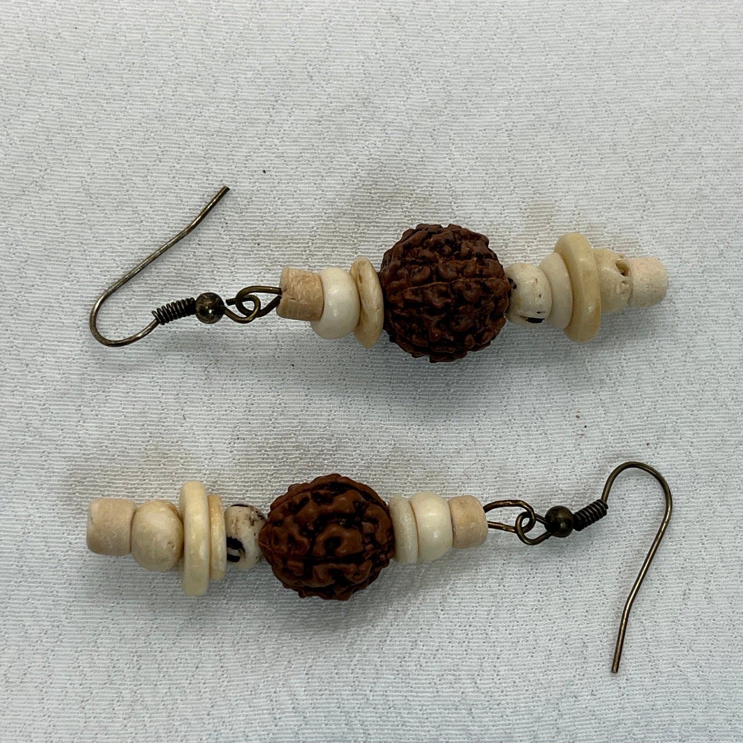 Antik messing ørering med hvide og brune perler