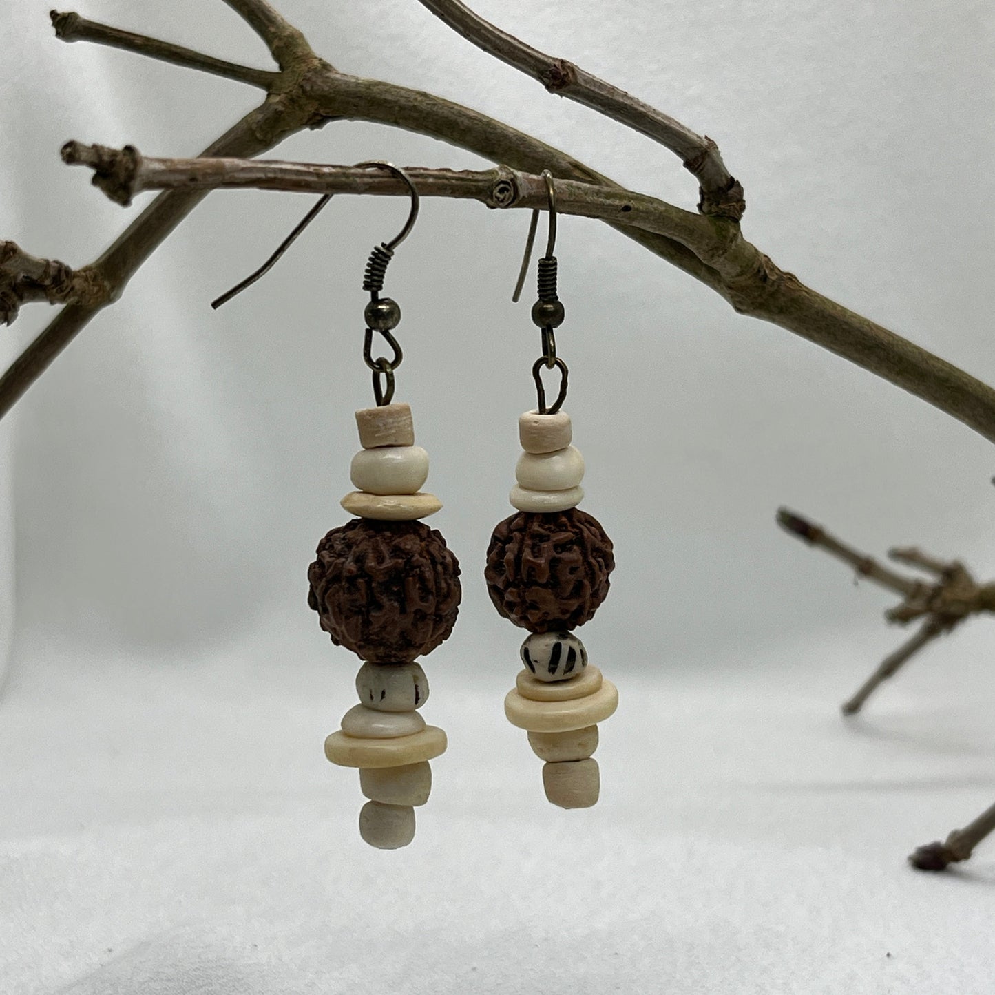 Antik messing ørering med hvide og brune perler