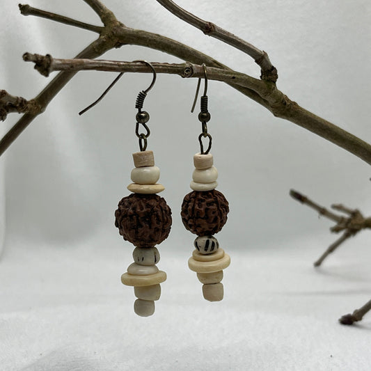 Antik messing ørering med hvide og brune perler