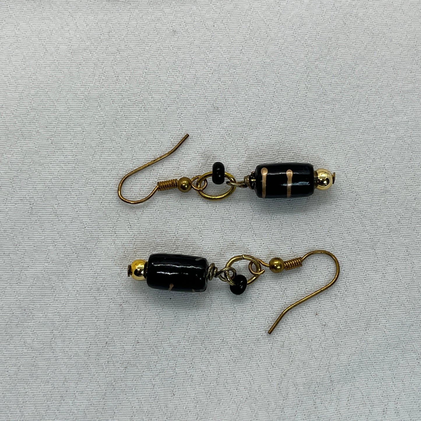 Messing ørering i sort og guld