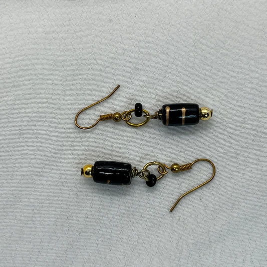 Messing ørering i sort og guld