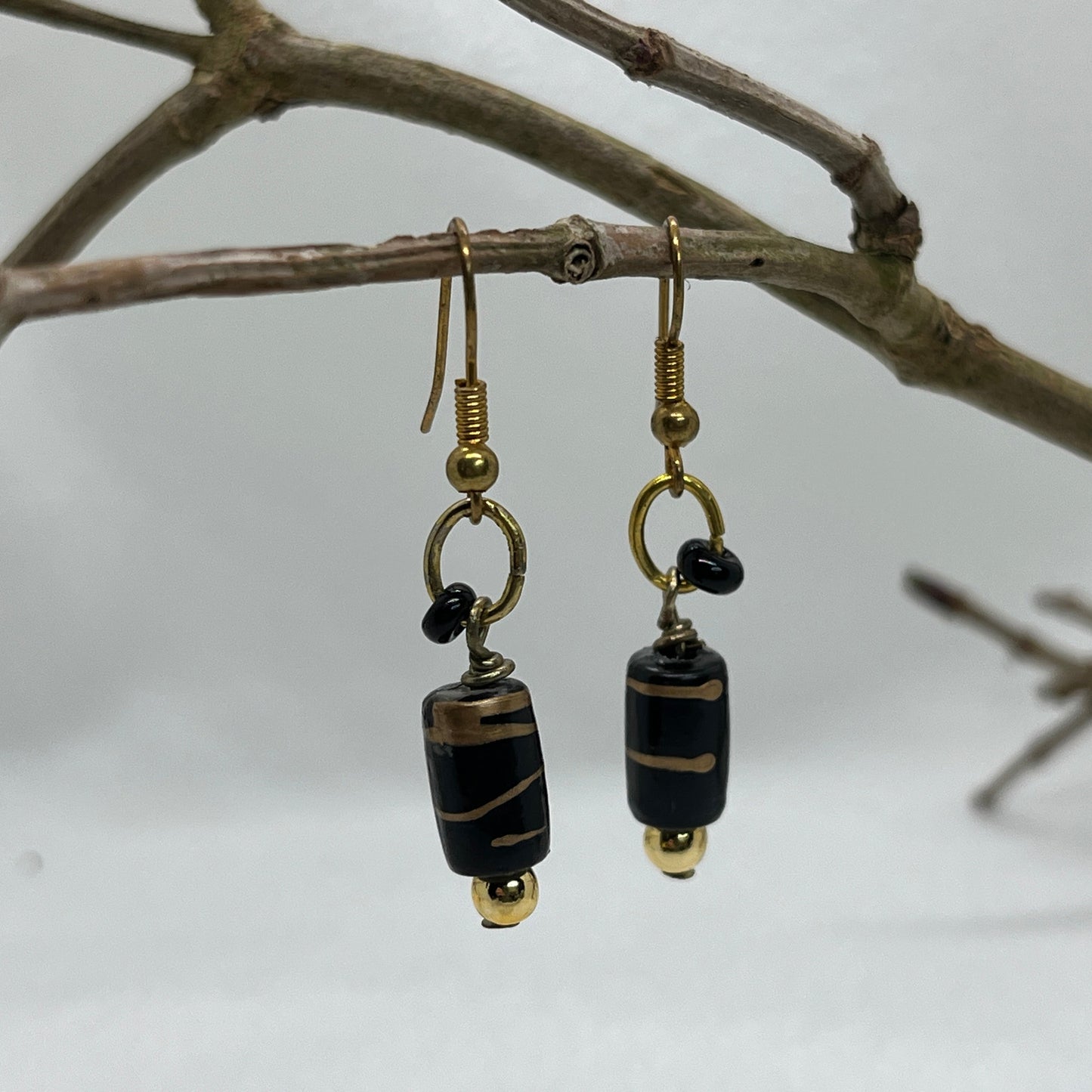 Messing ørering i sort og guld