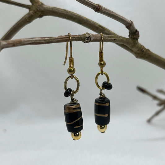 Messing ørering i sort og guld