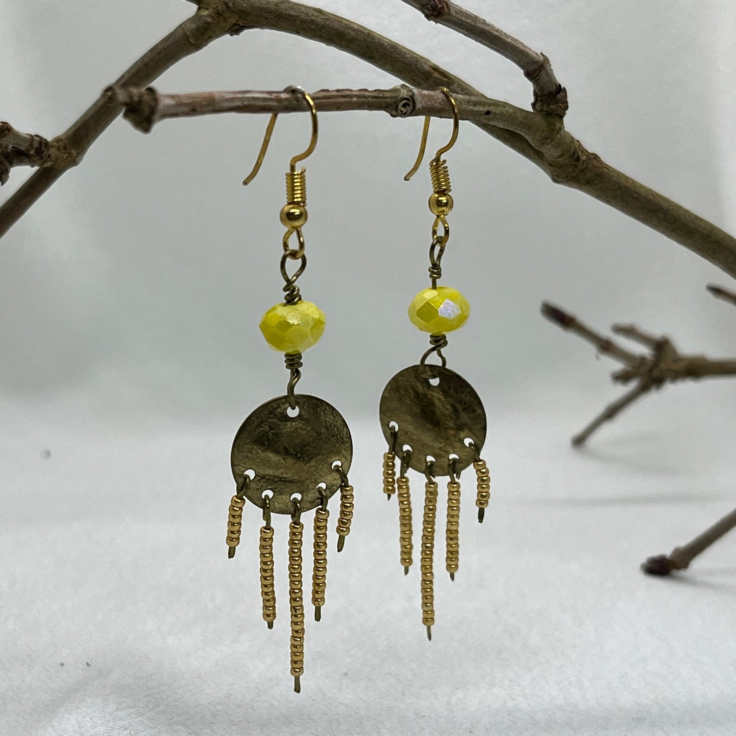 Messing øreringe med gul sten og guld