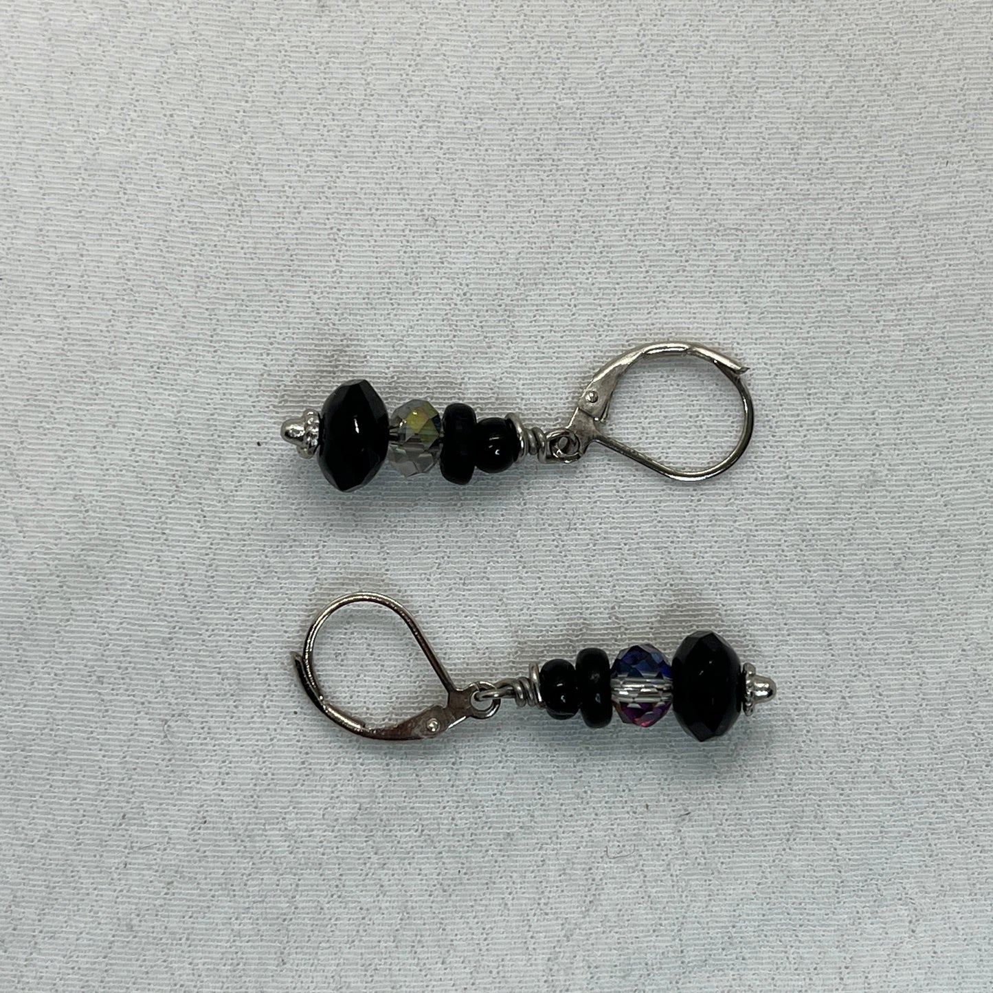 Brioche ørering i sølv med facetteret sort og klar perle