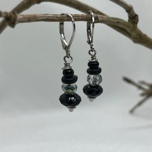 Brioche ørering i sølv med facetteret sort og klar perle