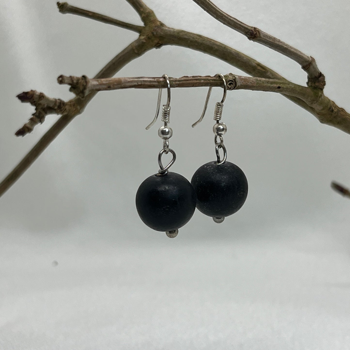 Ørering i sølv med sort perle