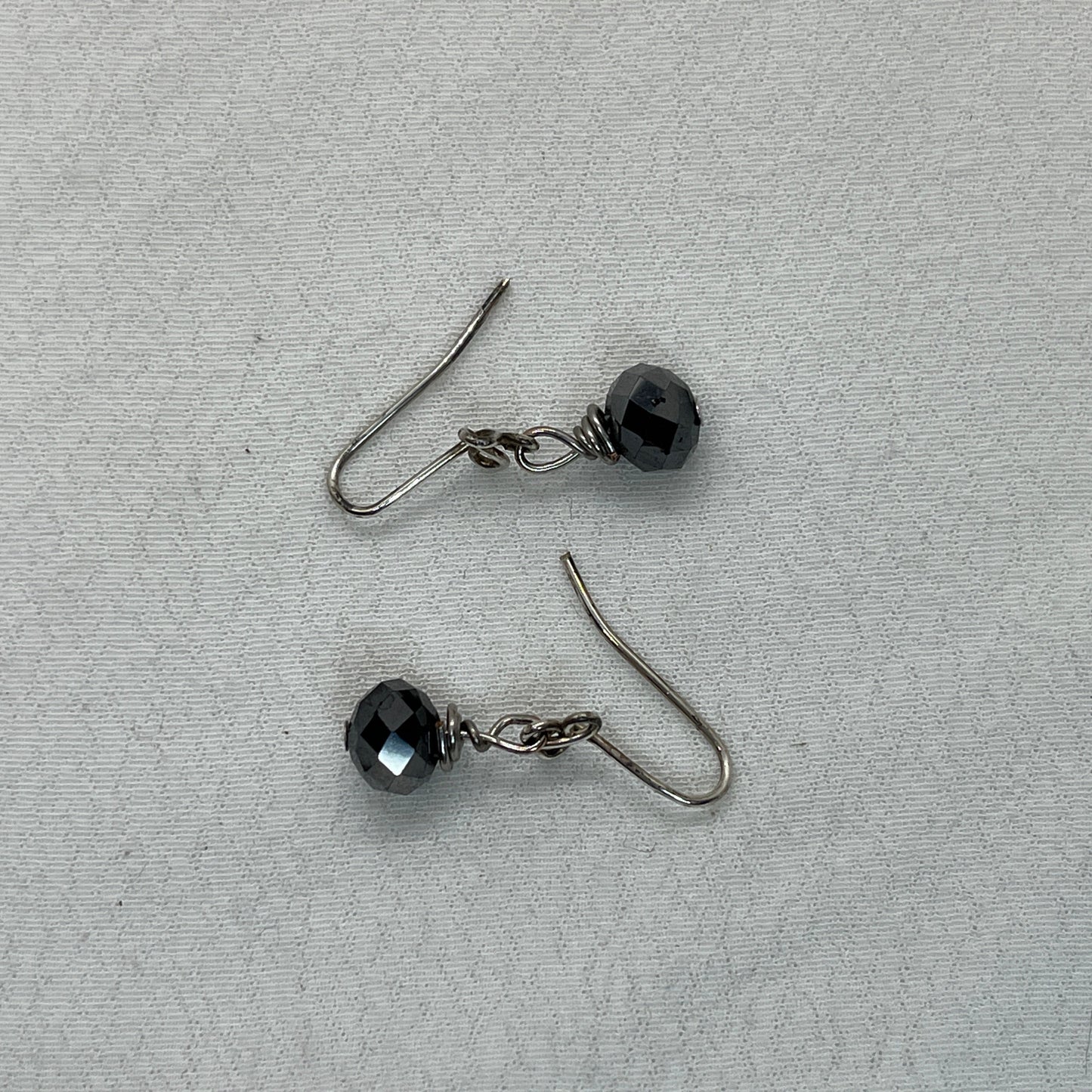 Små trekløver i sølv med Hæmatit